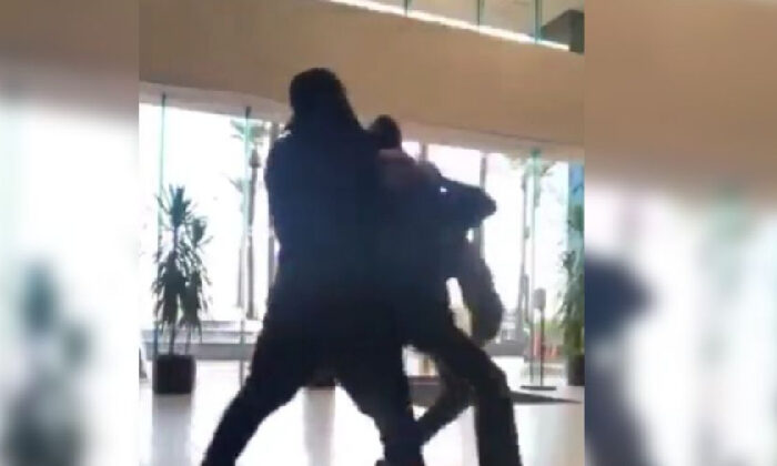 En EU Padre ahorca a un empleado tras reunirse a solas con su hija menor de edad; lo transmitió en Facebook