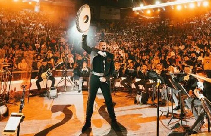 Abuchean a Pepe Aguilar en pleno concierto por cantar "Cuídamela Bien", tema que hace referencia a Nodal