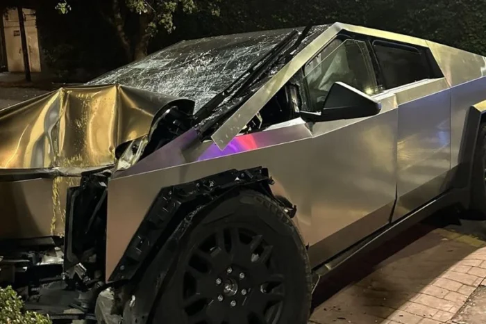 ¿Indestructible? Cybertruck se estrella contra casa en CDMX y queda destrozada