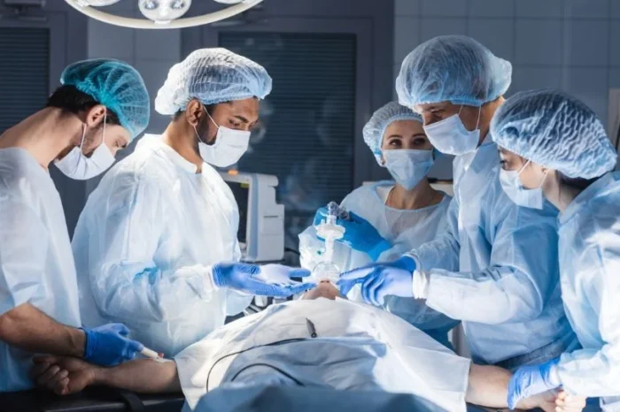 Extirpan tumor de 30 kilos a mujer de 75 años en Italia