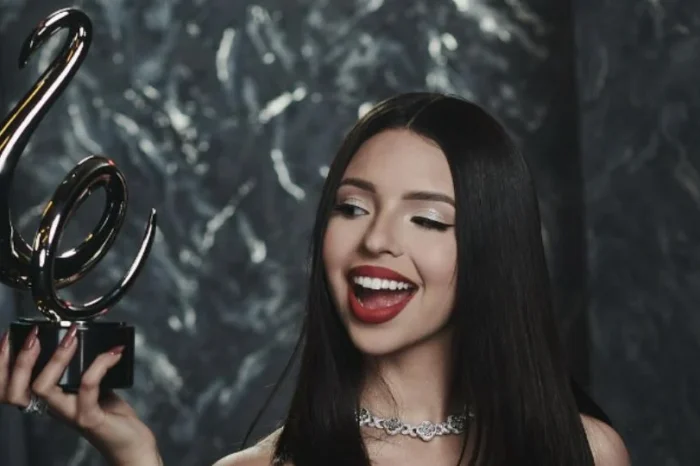 Ángela Aguilar es nombrada la 'Mujer del Año' y los internautas enfurecen