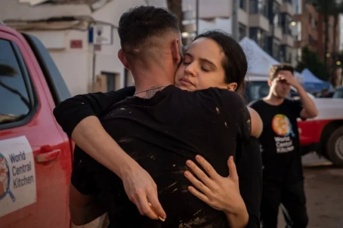 Se une Rosalía a voluntarios en Valencia