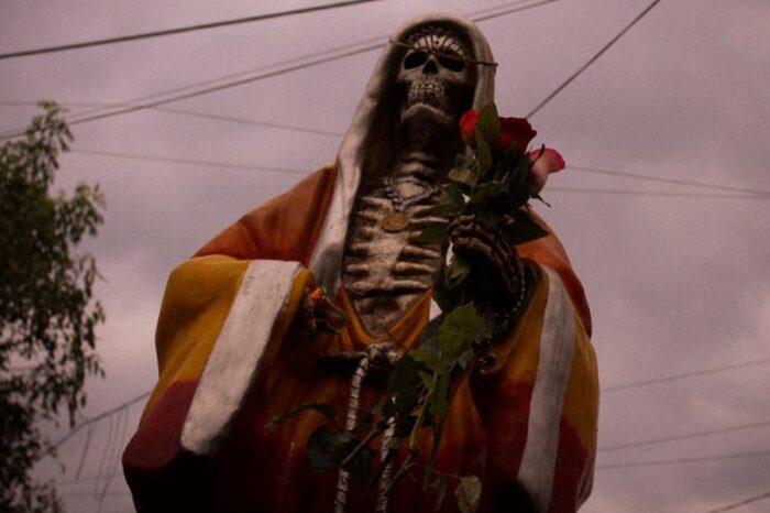 Frente a mural de la Santa Muerte asesinan a la lideresa "La Madrina Chayo" en Guanajuato