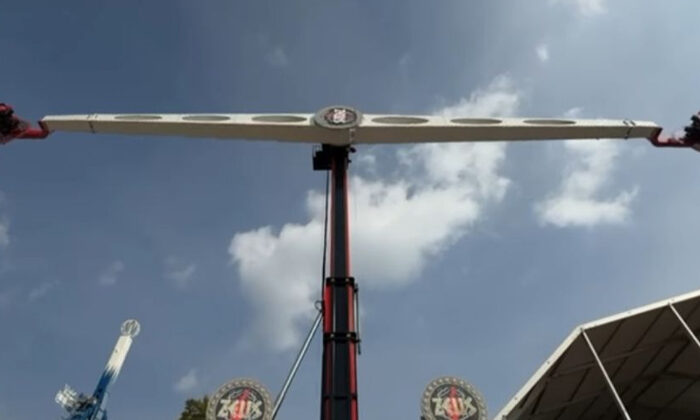 Familias quedan atrapadas en las alturas en un juego mecánico