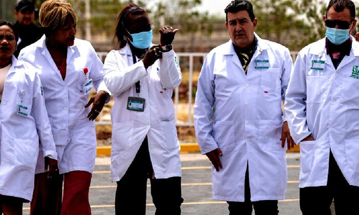 Llegan 199 médicos cubanos que trabajarán en hospitales del IMSS Bienestar