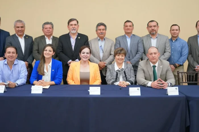 CARMEN LILIA CANTUROSAS Y SOCIEDAD CIVIL CONSOLIDAN LIDERAZGO COMERCIAL DE NUEVO LAREDO
