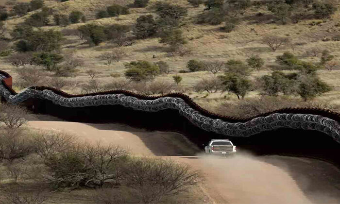 Trump promete seguir la construcción del muro con México