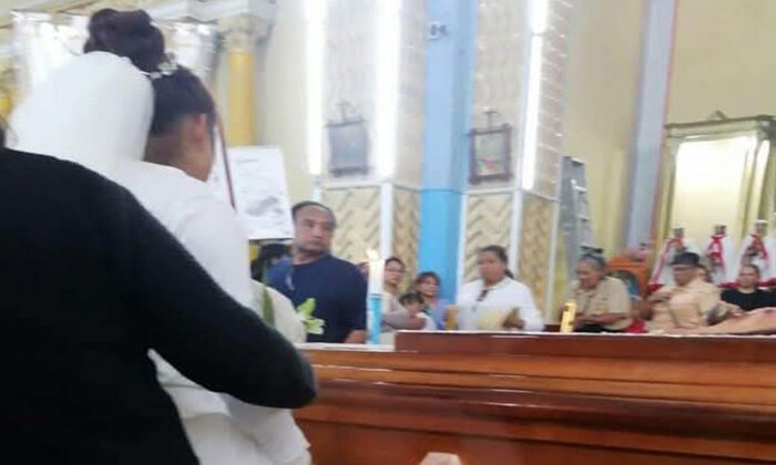 Vestida de novia va al funeral de su prometido para darle el último adiós