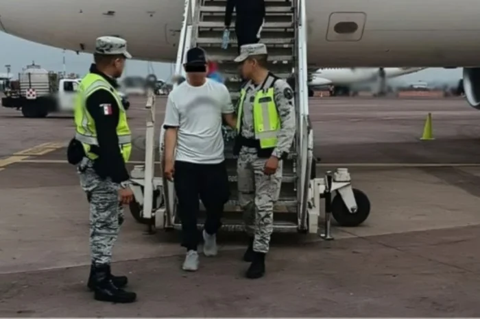 ¿Quién fue el hombre que intentó desviar el vuelo de Volaris a EU y por qué lo hizo?