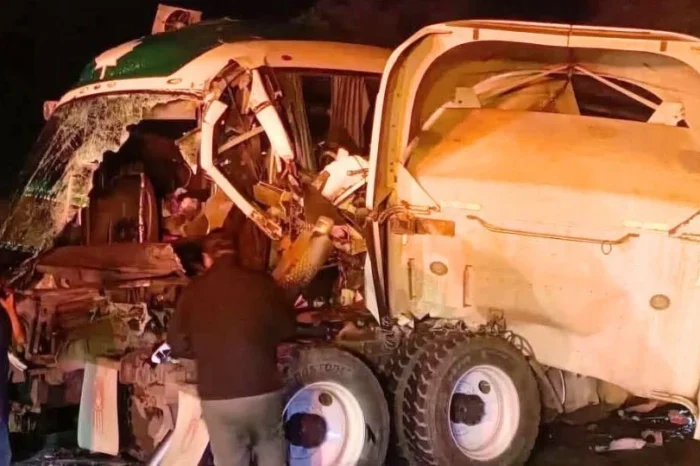Autobús de NL choca contra un tráiler en Tamaulipas; deja un muerto y 15 heridos