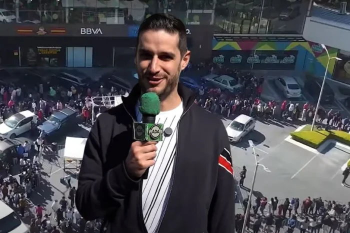 Adrián Marcelo regala juguetes y pizza a niños de Monterrey