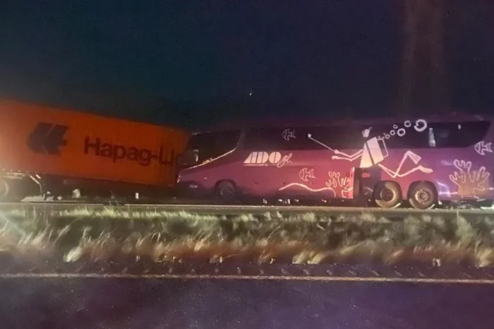 Autobús choca con tráiler y mueren 8 pasajeros en Veracruz