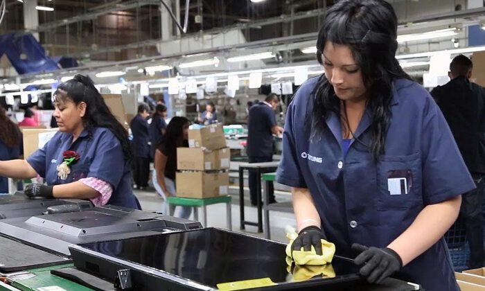 Mujeres trabajan más, pero no ganan lo justo
