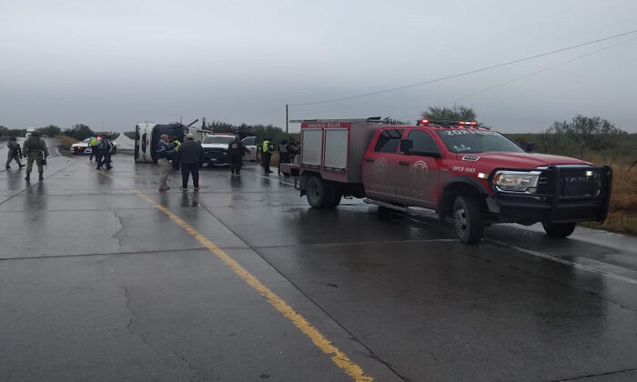 Vuelca autobús con paisanos en Nuevo Laredo; hay siete lesionados