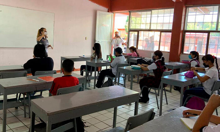 Regresan maestros a las aulas; alumnos siguen de vacaciones hasta el miércoles