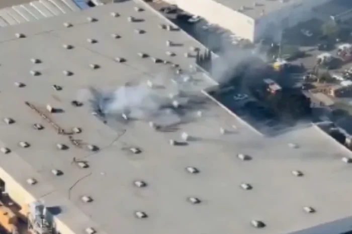 Avioneta choca contra almacén en California; hay al menos un muerto y 11 heridos