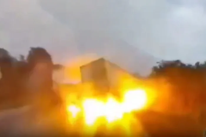 Mueren dos personas tras choque y explosión de pipa y tráiler en Campeche