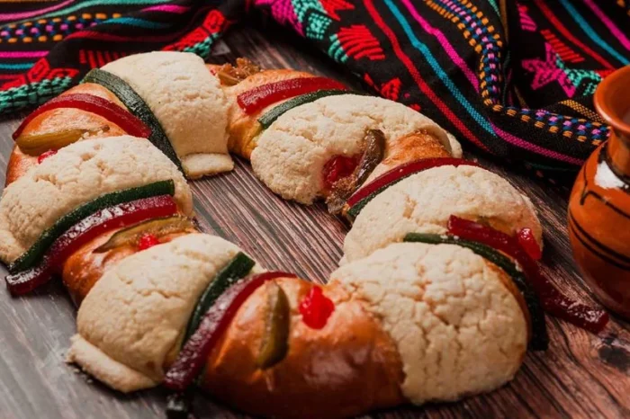 Panadería lanza rosca de reyes con muñecos de oro y iPhone