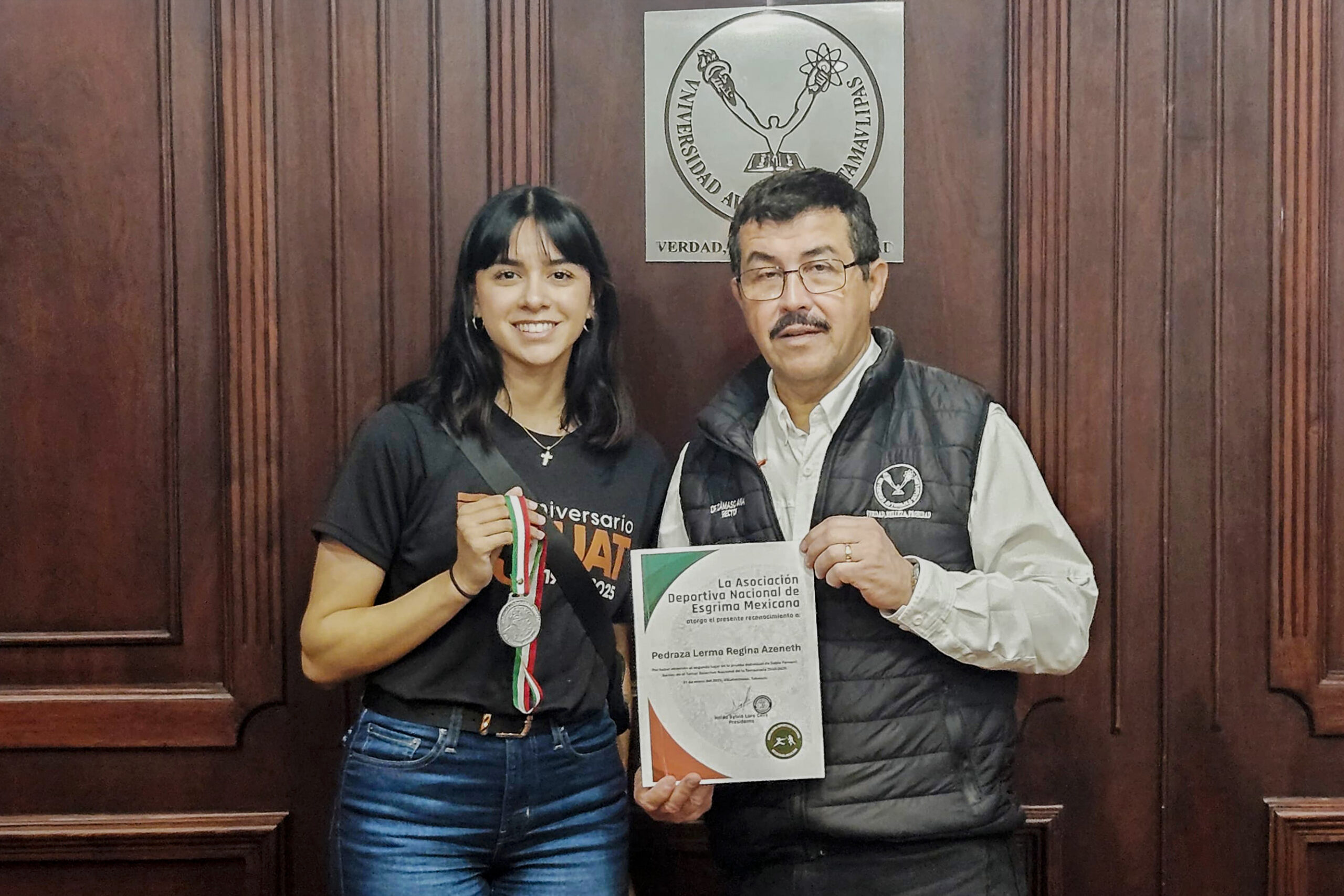 Felicita Dámaso Anaya a exitosa esgrimista de la UAT