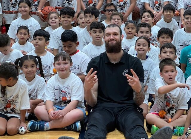 Realiza jugador de la NBA "Mamu" clínica de basketball con niños y jóvenes de Laredo