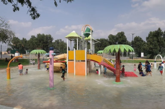 Abren albercas y plaza de "Pies Mojados"