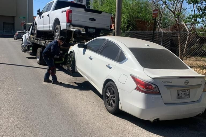 Policía remolca 26 autos en el centro de Laredo que iban para México