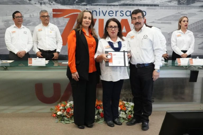 Entrega el rector Dámaso Anaya reconocimientos a jubilados del SUTUAT