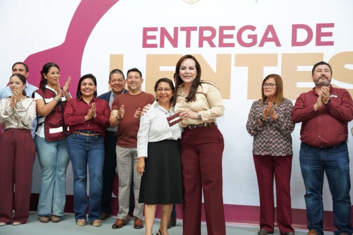 Entregan anteojos gratuitos a familias neolaredenses