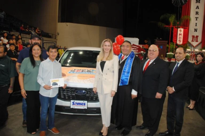Estudiante de Nixon gana camioneta del año por no faltar a clases