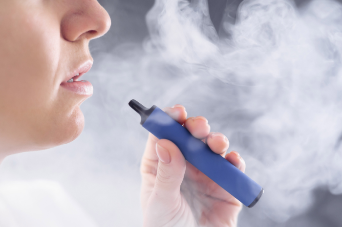 Multarán en Laredo hasta por mil dólares por "vapear" en lugares públicos