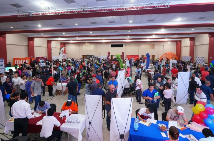 Acuden más de 2 mil ciudadanos a Feria del Empleo