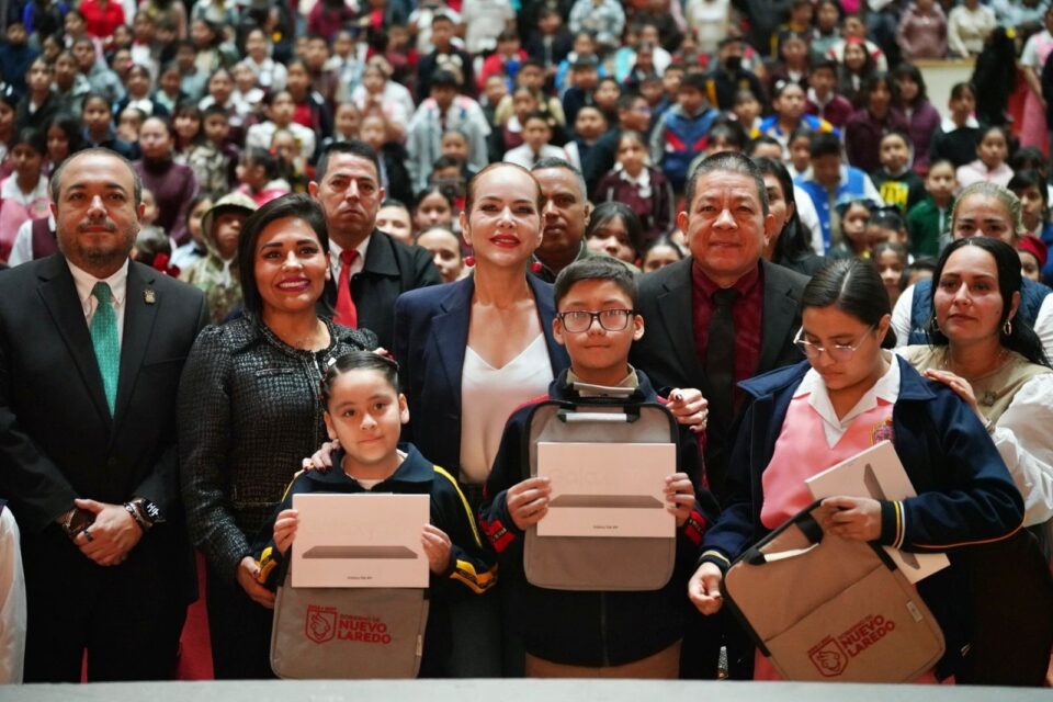 Alcaldesa Carmen Lilia entrega 840 tabletas a estudiantes destacados