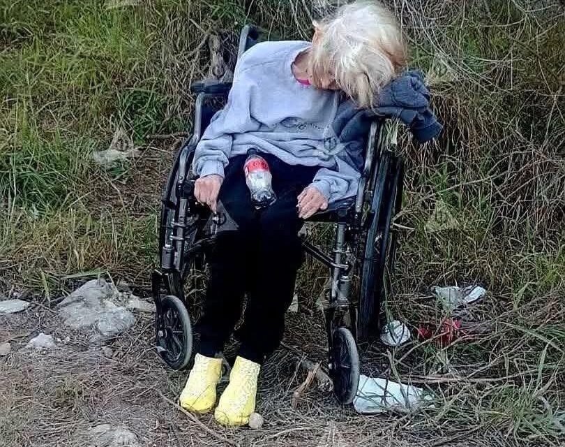 ABANDONAN A UNA ABUELITA EN SILLA DE RUEDAS A ORILLA DE LA CARRETERA