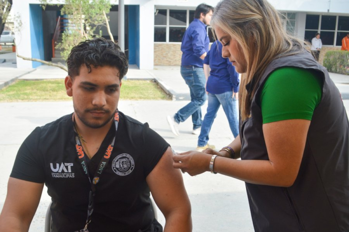 Colabora la UAT con el Sector Salud en jornadas de vacunación