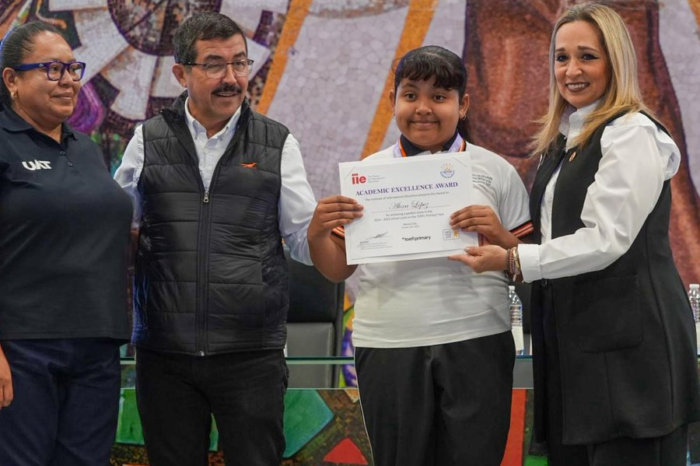 Entrega la UAT reconocimientos a estudiantes del CeINA