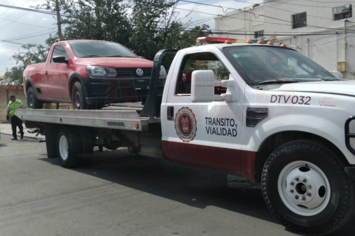 Nueva ley prohibirá a gruas retiro de autos con conductor presente