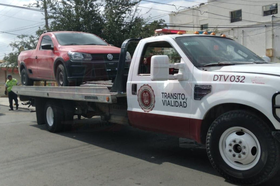 Nueva ley prohibirá a gruas retiro de autos con conductor presente