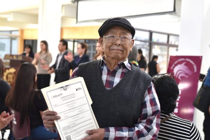 A los 94 años, Don José por fin terminó la primaria… y su historia está conmoviendo a México