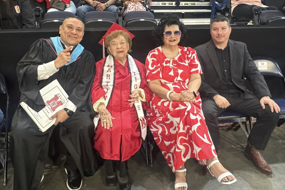 ¡Se gradua de High School a sus 100 años  en Laredo!