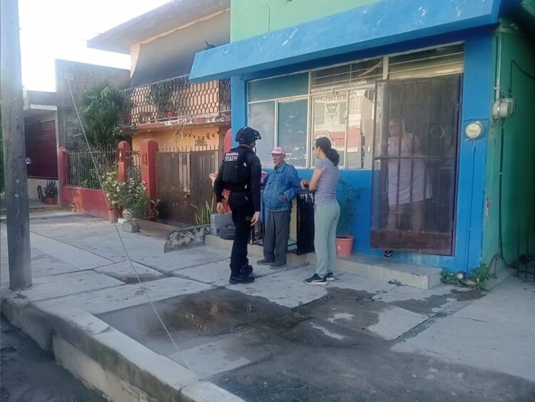 Guardia Estatal ayuda a adulto mayor extraviado a regresar con su familia en Ciudad Victoria