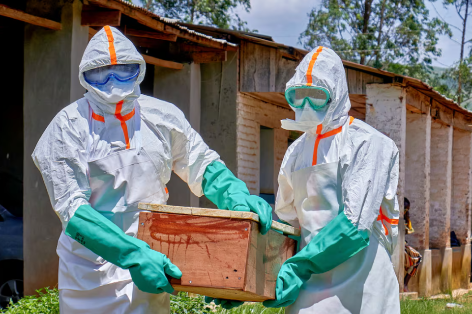 OMS mantiene alerta por ébola mientras crecen los contagios en África