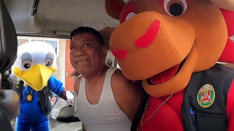 Policías se disfrazan de mascotas del Mundial de futbol para detener a un delincuente en Perú