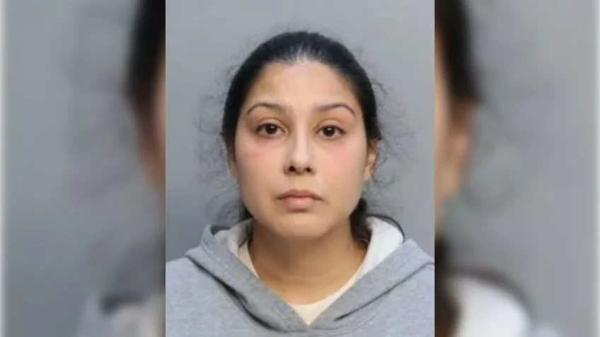 Madre en Florida es acusada de encadenar a su hija de 13 años bajo el sol y abandonarla afuera de una vivienda
