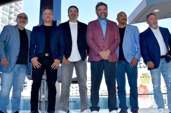 Intocable recibe estrella en Hollywood