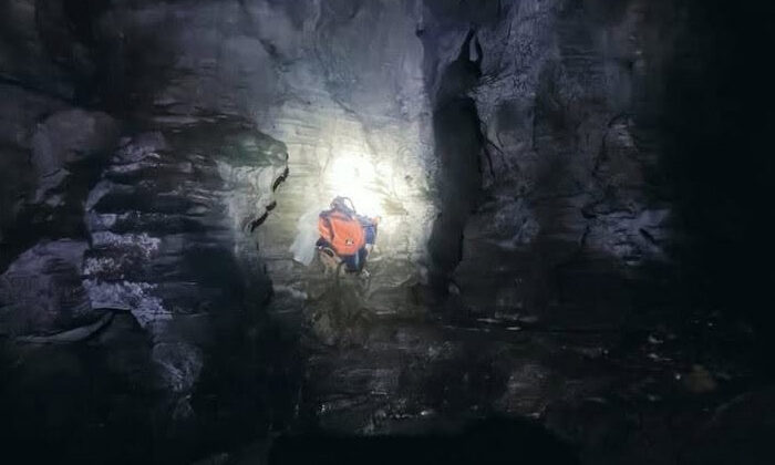 Corriente atrapa a excursionistas en gruta; muere uno, 3 están desaparecidos
