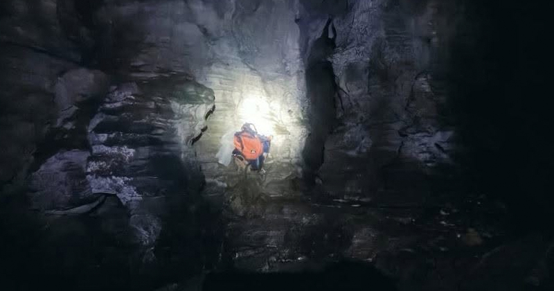 Corriente atrapa a excursionistas en gruta; muere uno, 3 están desaparecidos