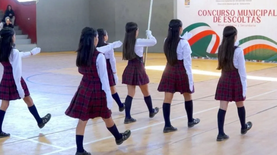 ¡Adiós a las escoltas de puros alumnos de 10! SEP cambia las reglas