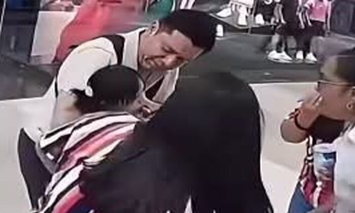 Joven empleado se convierte en héroe al salvar a una niña que se estaba ahogando en un centro comercial