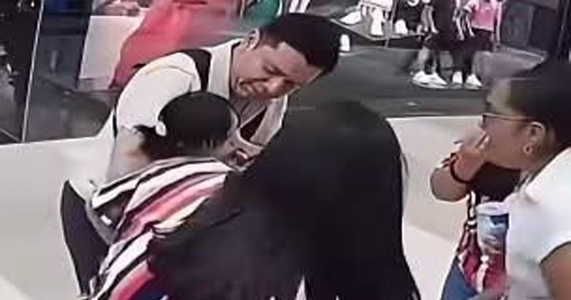 Joven empleado se convierte en héroe al salvar a una niña que se estaba ahogando en un centro comercial