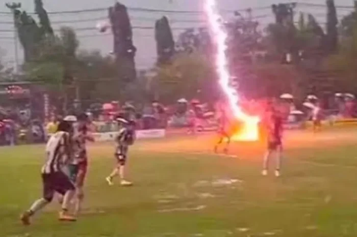 Futbolista muere tras ser alcanzado por un rayo en pleno partido; el impactante momento quedó grabado